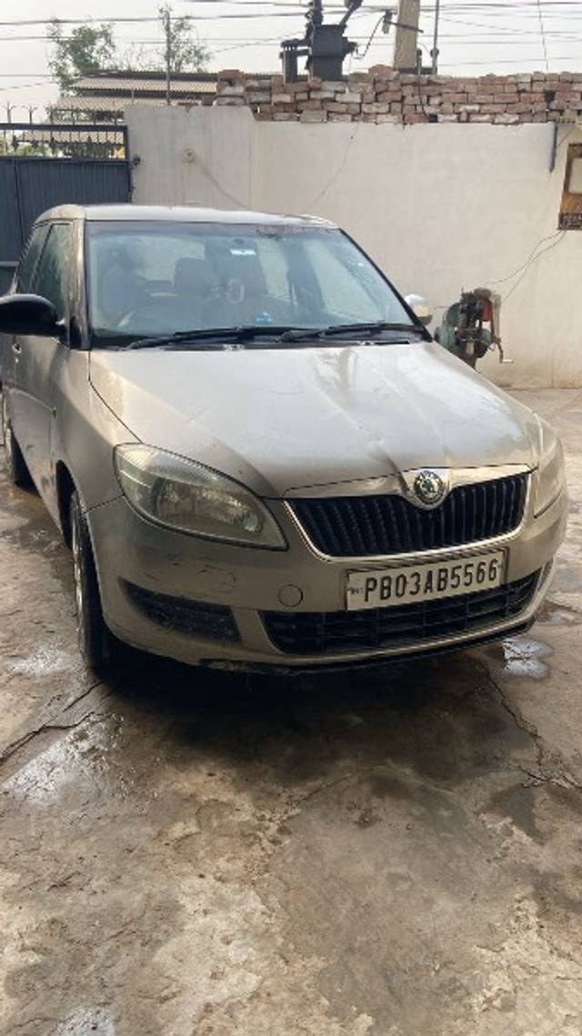 https://images10.gaadi.com/usedgaadi-sellcar/UsedCar/e5ce4abca/67dea9fe-e533-4ef4-b4e5-8672551c73e2.jpeg?imwidth=6400
