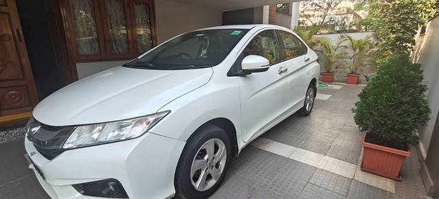 https://images10.gaadi.com/usedgaadi-sellcar/UsedCar/e5ceb230a/c090bdc6-4e75-4124-9d5e-4641f1a7d3eb.jpg?imwidth=6400