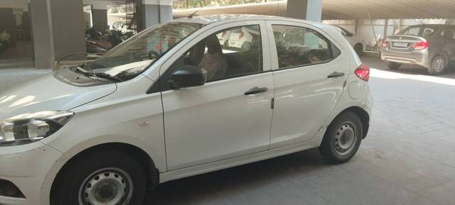 https://images10.gaadi.com/usedgaadi-sellcar/UsedCar/e5cf176ea/edae2338-dfa6-40ba-8489-57b5640e2142.jpg?imwidth=6400