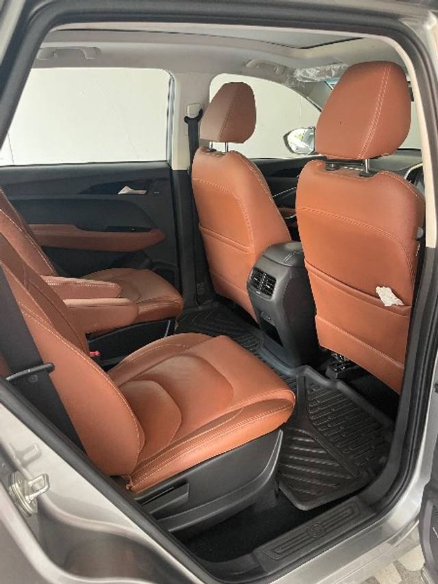 https://images10.gaadi.com/usedgaadi-sellcar/UsedCar/e5cf3f90a/1c00ef06-7776-4d2c-a740-03eb743f14ce.jpeg?imwidth=6402