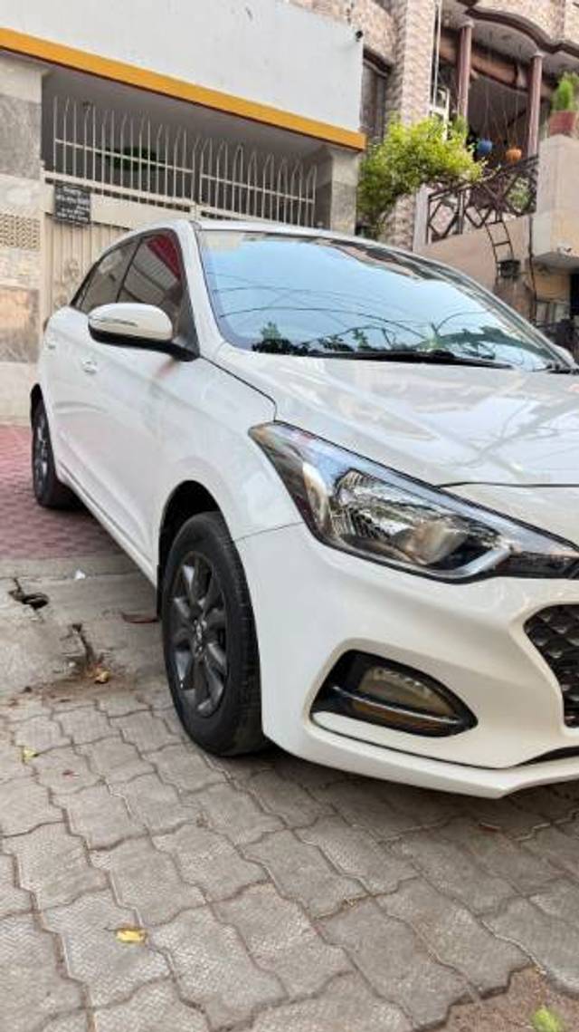https://images10.gaadi.com/usedgaadi-sellcar/UsedCar/e5cf57b6a/2340fbe0-2375-4395-b775-6187d74e876b.jpg?imwidth=6400