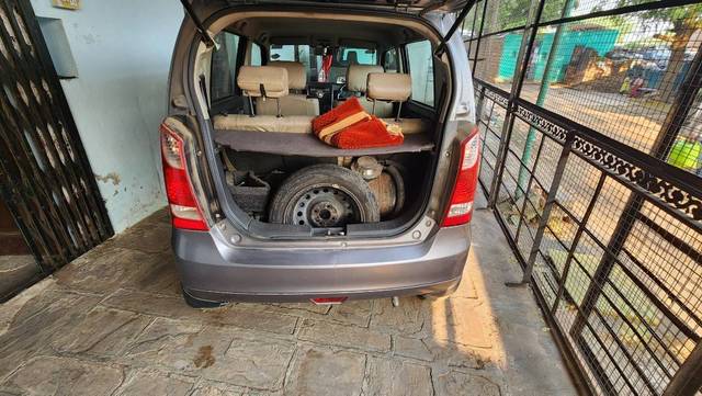 https://images10.gaadi.com/usedgaadi-sellcar/UsedCar/e5d02d7aa/f3bc4c15-a140-4049-93dc-9003a9a6a1ac.jpg?imwidth=6402