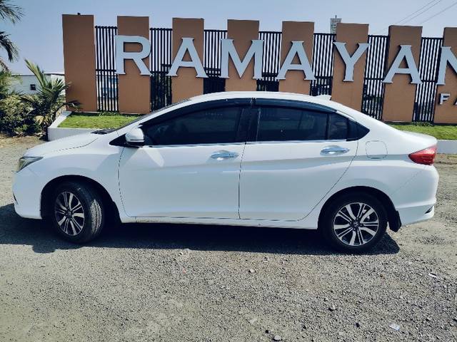 https://images10.gaadi.com/usedgaadi-sellcar/UsedCar/e5d0df76a/002c9a8d-fab2-4706-a3ea-bb31aaa7ad61.jpeg?imwidth=6402