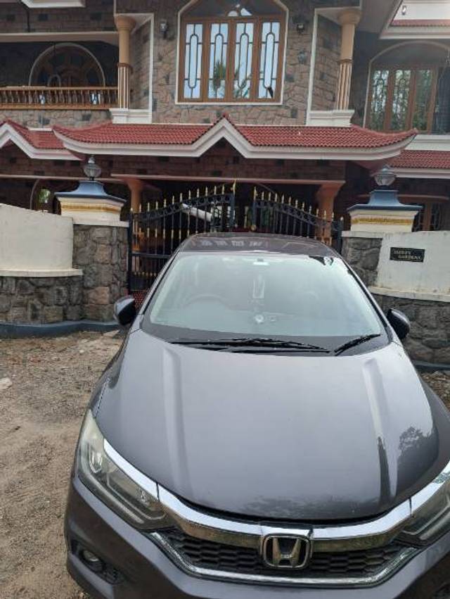 https://images10.gaadi.com/usedgaadi-sellcar/UsedCar/e5d0f4afa/b16c9a6d-4761-4b03-b8aa-e673836bff36.jpg?imwidth=6400