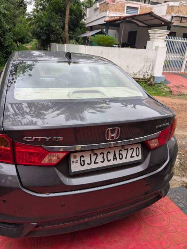 https://images10.gaadi.com/usedgaadi-sellcar/UsedCar/e5d0f4afa/e52cf689-79a2-4a9b-b2d8-5b8af3b45e05.jpg?imwidth=6401