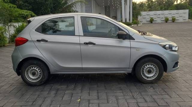 https://images10.gaadi.com/usedgaadi-sellcar/UsedCar/e5d1110ba/e2125b45-89d9-4326-847e-71ef254cd2a1.jpeg?imwidth=6400