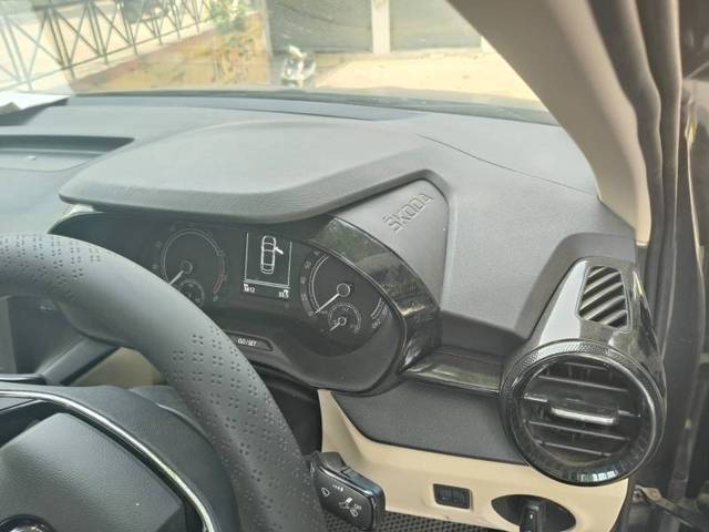 https://images10.gaadi.com/usedgaadi-sellcar/UsedCar/e5d12a7da/fec4b40d-12b5-46ee-b987-a46e5309bbeb.jpg?imwidth=6402