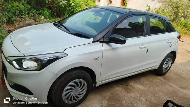 https://images10.gaadi.com/usedgaadi-sellcar/UsedCar/e5d18206a/e2468f05-d4f7-47a9-bf8e-a6e0fec3e080.jpg?imwidth=6400