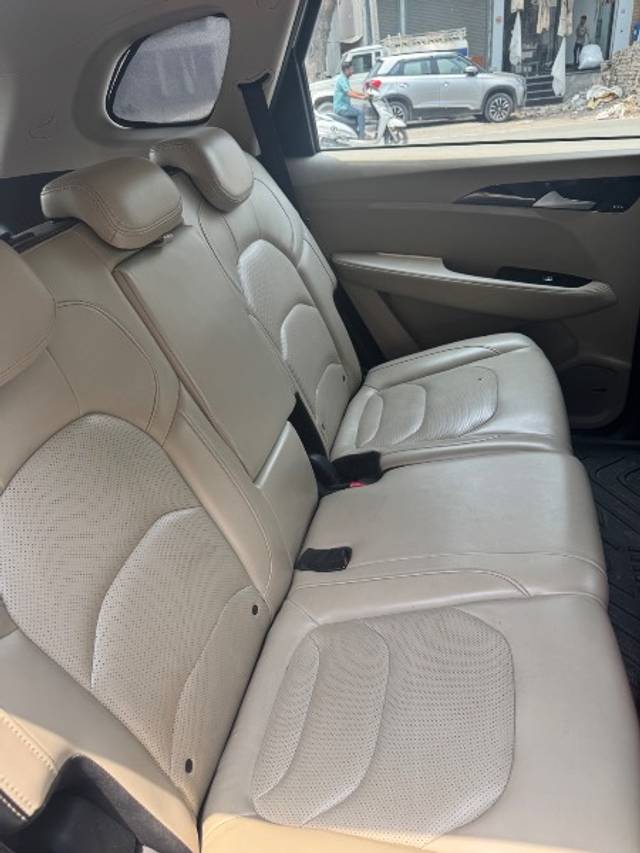 https://images10.gaadi.com/usedgaadi-sellcar/UsedCar/e5d235d7a/81e50b6d-1a8f-4236-811b-4fc0193614ae.jpeg?imwidth=6402