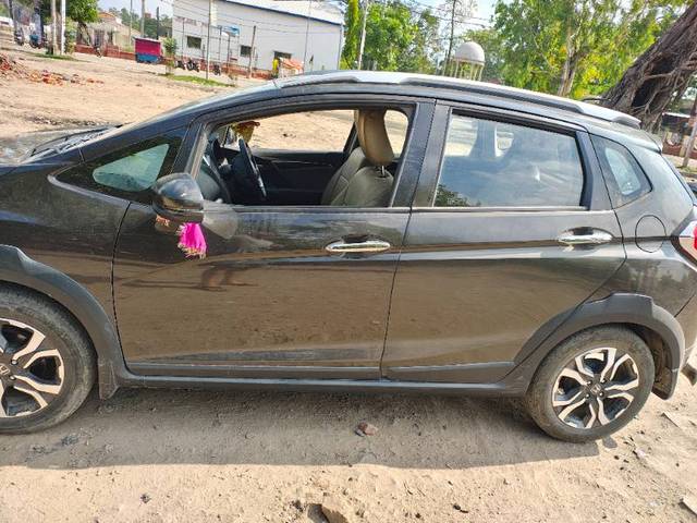 https://images10.gaadi.com/usedgaadi-sellcar/UsedCar/e5d32acfa/deab290c-b6c8-4291-bd8f-26d700800fdf.jpg?imwidth=6402