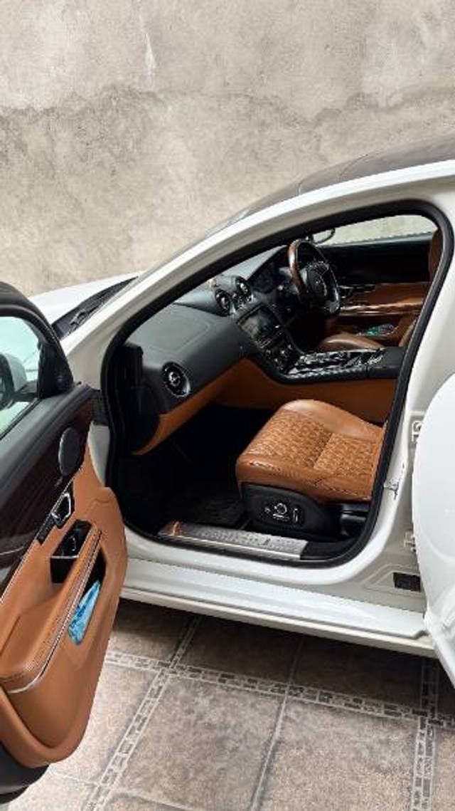 https://images10.gaadi.com/usedgaadi-sellcar/UsedCar/e5d32aeda/4624c098-b58e-4852-afff-f1cdb674df51.jpg?imwidth=6401