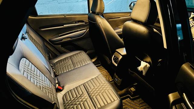 https://images10.gaadi.com/usedgaadi-sellcar/UsedCar/e5d3954aa/b2fe300f-0232-4d49-b1bc-f03a7e1b81cb.jpeg?imwidth=6402