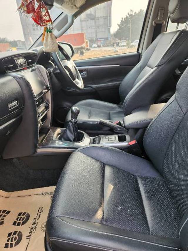 https://images10.gaadi.com/usedgaadi-sellcar/UsedCar/e5d4ca41a/ba78ea96-a195-457e-831f-9d79d9ae44e4.jpg?imwidth=6400