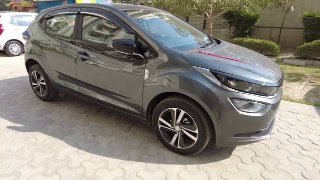 https://images10.gaadi.com/usedgaadi-sellcar/UsedCar/e5d579f0a/8b41d947-d4af-4ece-b9a9-c109262bdd82.jpeg?imwidth=6400