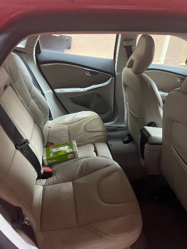 https://images10.gaadi.com/usedgaadi-sellcar/UsedCar/e5d58c3aa/ea05e1ab-4701-4099-ba0a-86f4d4a0720b.jpeg?imwidth=6402