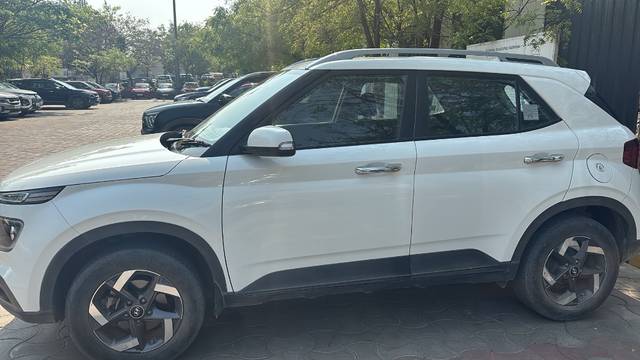 https://images10.gaadi.com/usedgaadi-sellcar/UsedCar/e5d5c27ea/994d67da-a3b0-4171-b745-dc7bc1f1a83f.jpeg?imwidth=6402