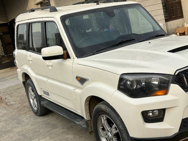https://images10.gaadi.com/usedgaadi-sellcar/UsedCar/e5d60304a/c9f3972d-bfb3-481c-b363-097205fc2750.jpeg?imwidth=6402
