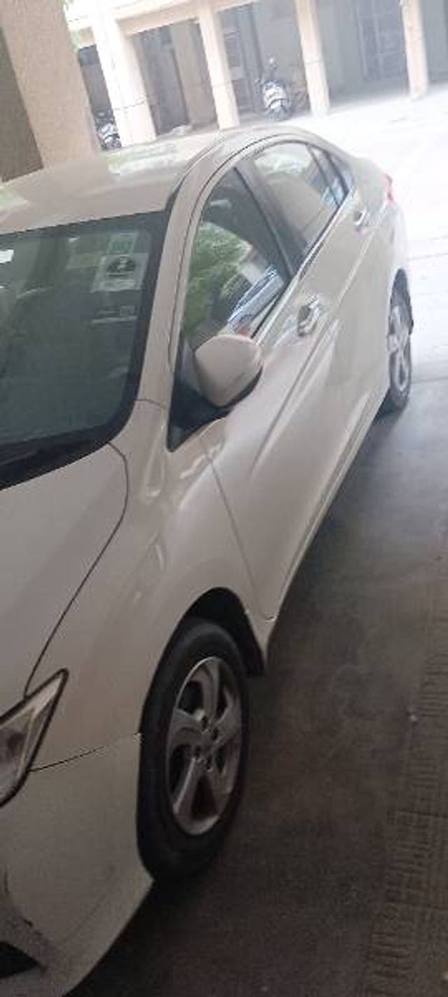 https://images10.gaadi.com/usedgaadi-sellcar/UsedCar/e5d60d6da/d1e7f1da-6d97-412d-b6b3-f49ed7ad7ab0.jpg?imwidth=6402