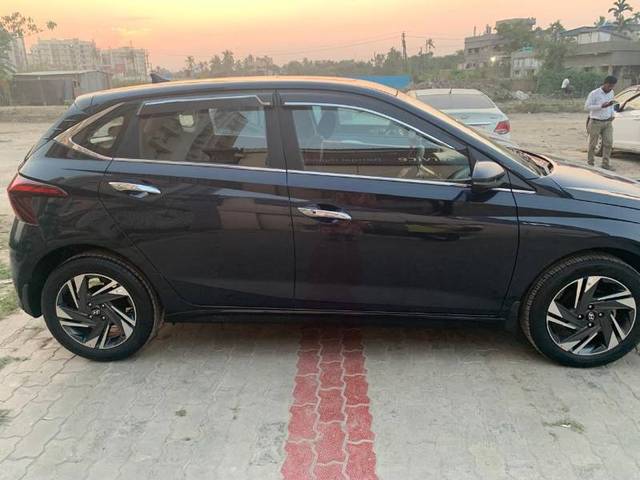 https://images10.gaadi.com/usedgaadi-sellcar/UsedCar/e5d65441a/40f2c931-8f23-47cb-a7ad-b11c7d895cfe.jpeg?imwidth=6402