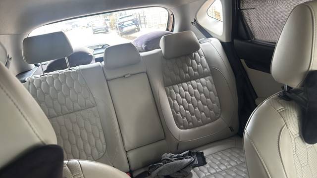 https://images10.gaadi.com/usedgaadi-sellcar/UsedCar/e5d6850fa/fe2e8868-5e3b-4aa4-aa1c-a5e7a4d65a2c.jpg?imwidth=6401