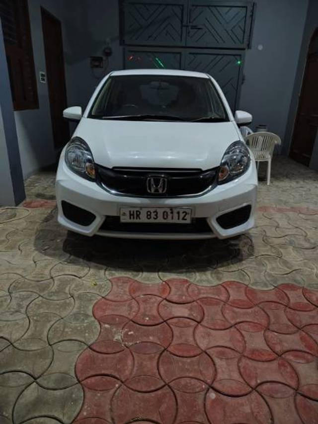 https://images10.gaadi.com/usedgaadi-sellcar/UsedCar/e5d6d020a/34d9b0e5-e9de-4bff-83d3-53f33b9a3b05.jpg?imwidth=6400