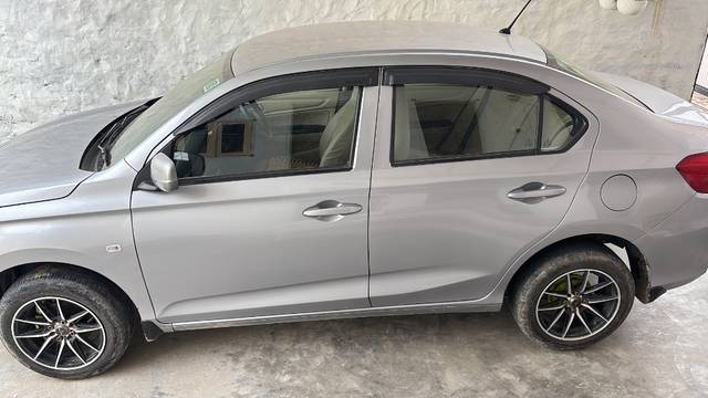 https://images10.gaadi.com/usedgaadi-sellcar/UsedCar/e5d6e89da/4f8816b2-7234-4590-90d9-f05b7d91c9c8.jpeg?imwidth=6402