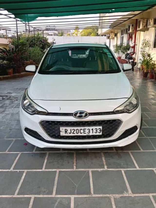 https://images10.gaadi.com/usedgaadi-sellcar/UsedCar/e5d74264a/69f6a5ad-d281-426f-9c46-e63a24d64e63.jpeg?imwidth=6400