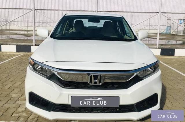 https://images10.gaadi.com/usedgaadi-sellcar/UsedCar/e5d76802a/b10768bb-6638-4d62-afc1-7ec861180957.jpg?imwidth=6400