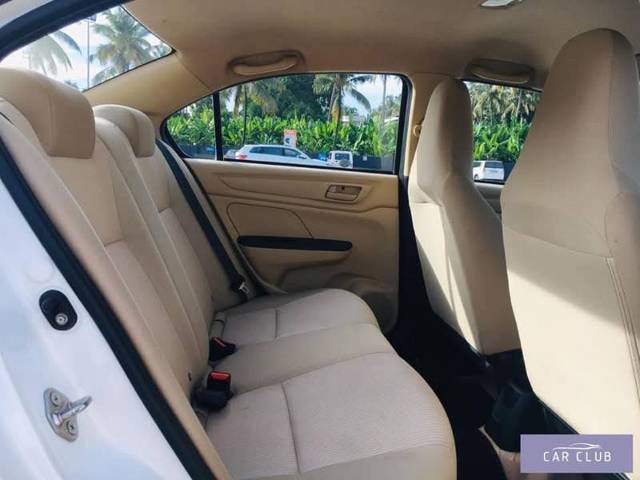 https://images10.gaadi.com/usedgaadi-sellcar/UsedCar/e5d76802a/e6b67a3c-2d38-49f9-bb2f-0d12158fbea7.jpg?imwidth=6402