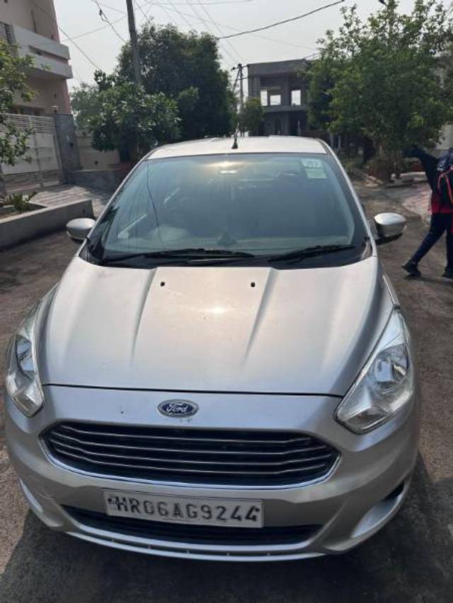 https://images10.gaadi.com/usedgaadi-sellcar/UsedCar/e5d88b09a/22da053a-21e5-40c0-b3e8-71c49efb9673.jpg?imwidth=6400