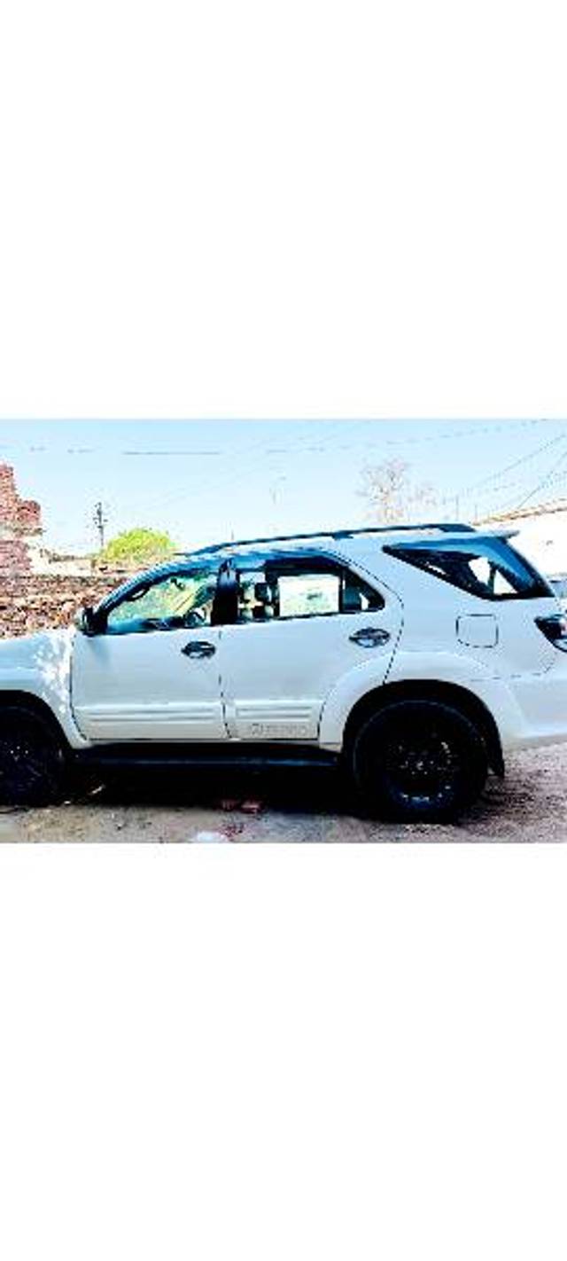 https://images10.gaadi.com/usedgaadi-sellcar/UsedCar/e5d8e57da/c105a517-b867-4a13-93f5-8c8baa6f30e9.jpg?imwidth=6401