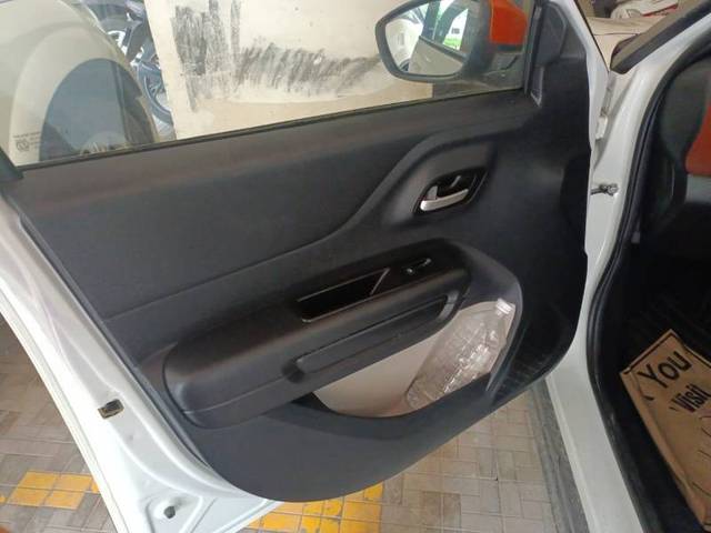 https://images10.gaadi.com/usedgaadi-sellcar/UsedCar/e5d8ee6ba/ac5ec3a5-03ad-4c35-9b63-5e75fc3649a9.jpg?imwidth=6402