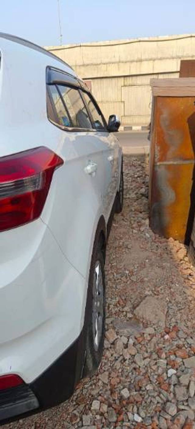 https://images10.gaadi.com/usedgaadi-sellcar/UsedCar/e5d91b94a/e5086300-6eee-48eb-9c95-1cb17f670e49.jpg?imwidth=6401