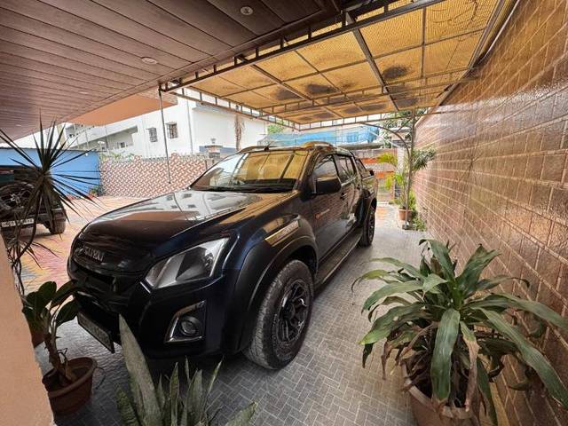 https://images10.gaadi.com/usedgaadi-sellcar/UsedCar/e5d9b9e7a/e5de5fc9-64e5-4537-8c6a-7dd3517ccbfe.jpg?imwidth=6400
