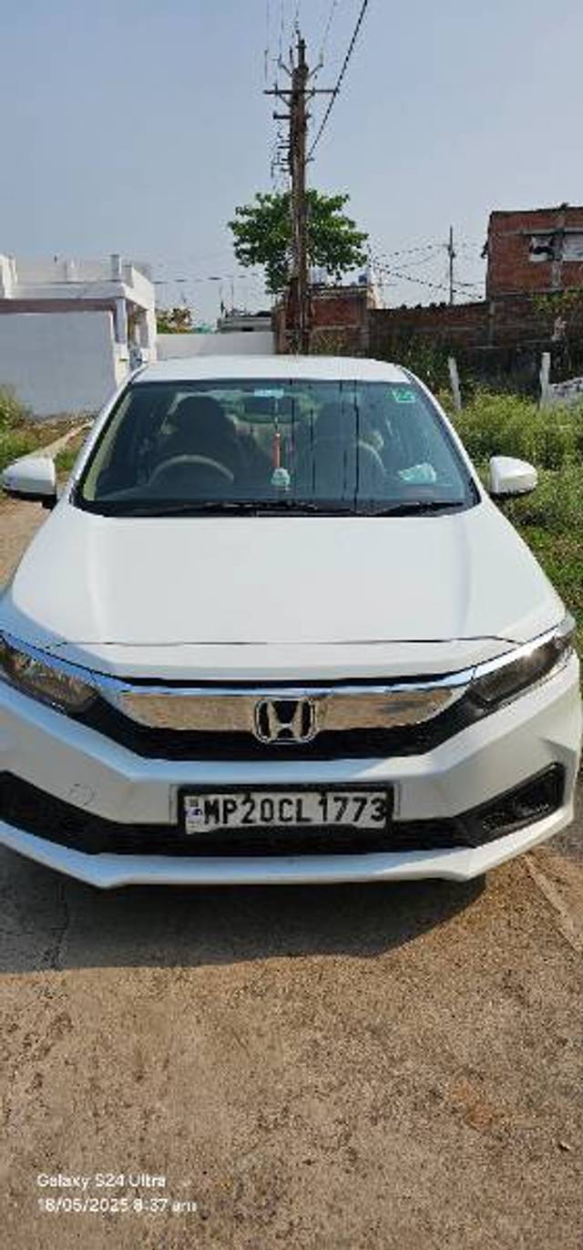 https://images10.gaadi.com/usedgaadi-sellcar/UsedCar/e5d9f7bda/563b5e61-16cb-4587-b0eb-0421ddeeae85.jpg?imwidth=6400