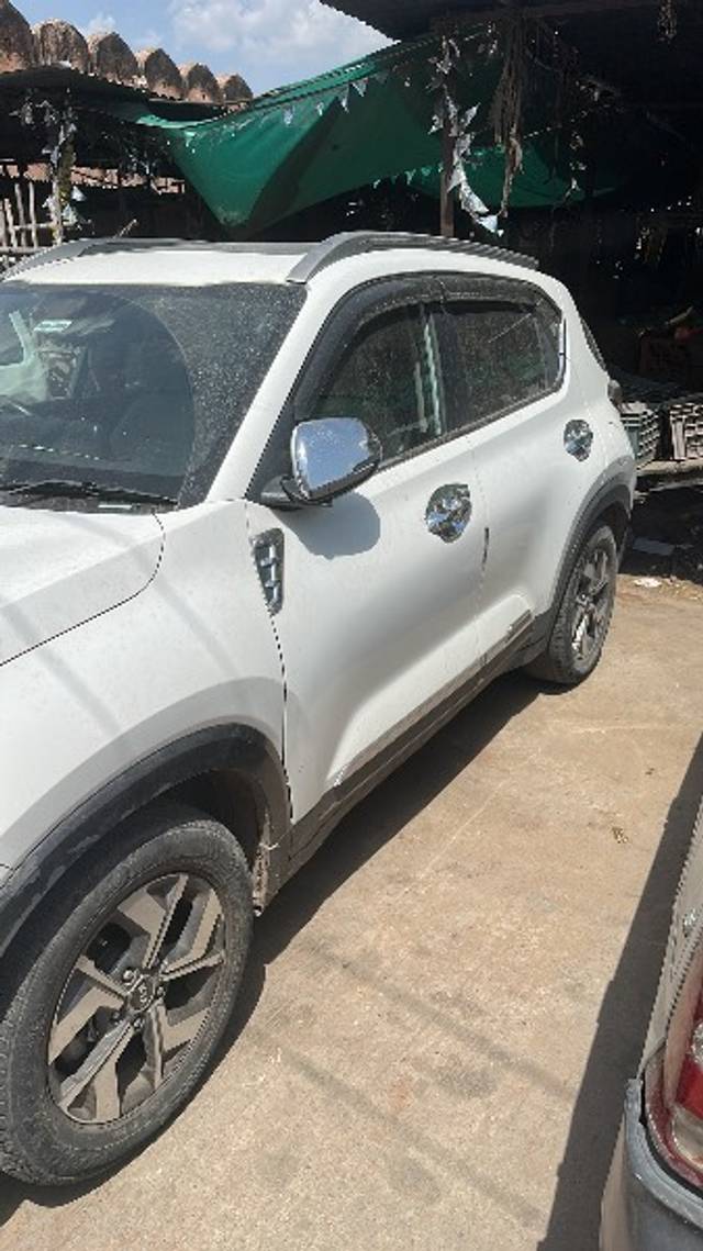 https://images10.gaadi.com/usedgaadi-sellcar/UsedCar/e5da262fa/cdaf4e27-6ed5-4e45-a73c-47b5140edbab.jpeg?imwidth=6401