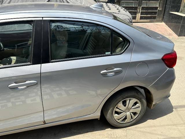 https://images10.gaadi.com/usedgaadi-sellcar/UsedCar/e5da54f1a/2277103c-ac48-4d7b-8fa7-e08c2911b543.jpeg?imwidth=6401