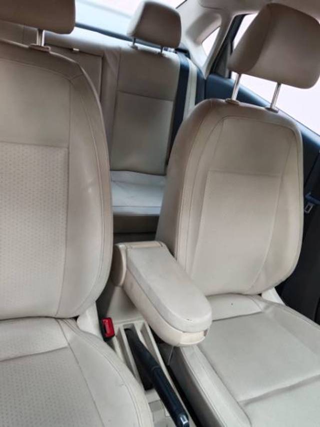 https://images10.gaadi.com/usedgaadi-sellcar/UsedCar/e5da72bda/f25e307b-8aa0-4e40-8a1b-f372e5287a0e.jpg?imwidth=6402