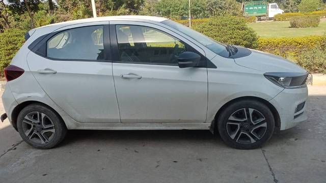https://images10.gaadi.com/usedgaadi-sellcar/UsedCar/e5da8367a/5f33f80a-3106-43cd-8270-bf67c53e1542.jpg?imwidth=6402