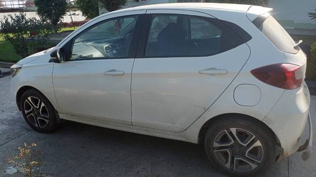 https://images10.gaadi.com/usedgaadi-sellcar/UsedCar/e5da8367a/920a583f-dd6e-4439-8c31-255a392d6703.jpg?imwidth=6401
