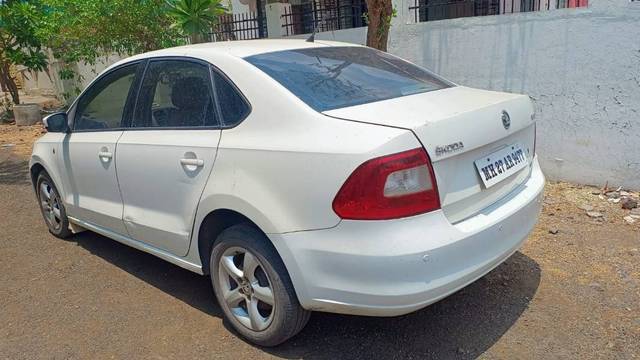 https://images10.gaadi.com/usedgaadi-sellcar/UsedCar/e5da9399a/96887b2c-e39f-486d-a84f-010258dcb7d5.jpg?imwidth=6402
