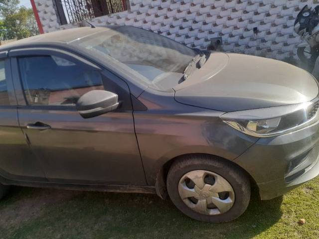https://images10.gaadi.com/usedgaadi-sellcar/UsedCar/e5dacae0a/fdf1f39a-1ea2-4208-8979-e26cb2c38a06.jpg?imwidth=6401