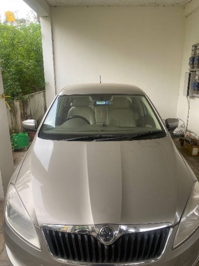 https://images10.gaadi.com/usedgaadi-sellcar/UsedCar/e5db1d36a/286a1b52-e866-41ef-a5da-7366244770af.jpg?imwidth=6400
