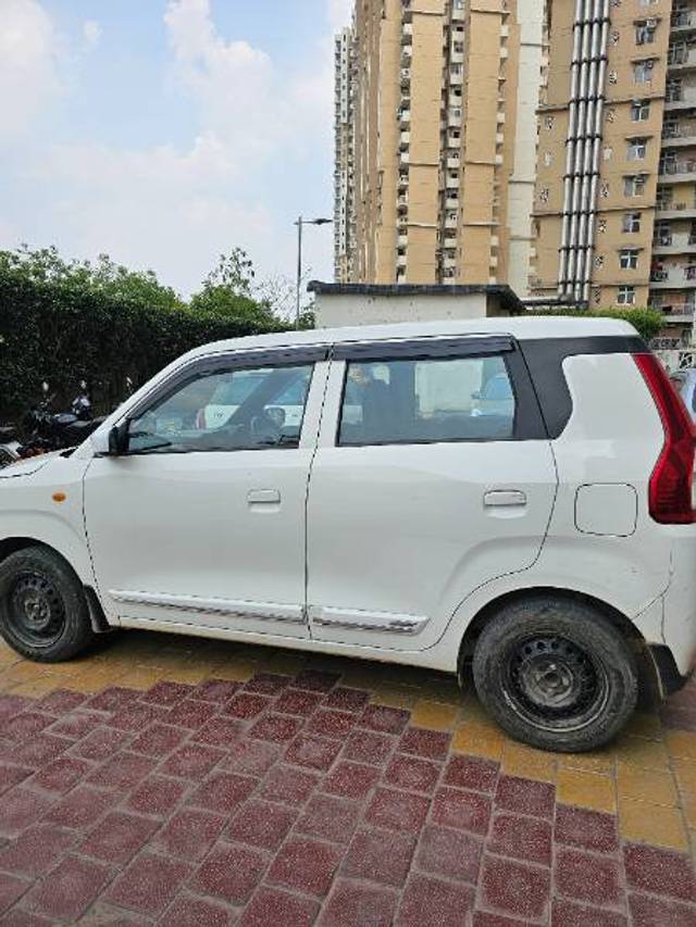https://images10.gaadi.com/usedgaadi-sellcar/UsedCar/e5db4a5ca/00ecb53a-dee2-402f-a09e-d9d1e6fd9c2e.jpg?imwidth=6401