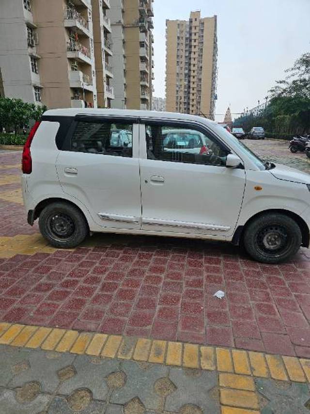 https://images10.gaadi.com/usedgaadi-sellcar/UsedCar/e5db4a5ca/336f78b0-7acd-407b-83db-e2bea32deab3.jpg?imwidth=6400