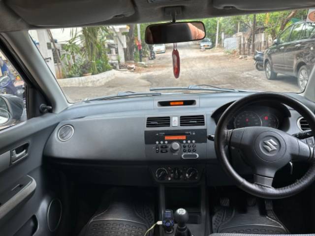 https://images10.gaadi.com/usedgaadi-sellcar/UsedCar/e5db555ba/bf6a4b18-f3f0-4dba-81b5-2254c0c461d7.jpeg?imwidth=6402