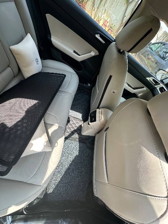 https://images10.gaadi.com/usedgaadi-sellcar/UsedCar/e5db7b94a/07cb10ee-bd5c-46ad-8ce1-3abe1a5ed505.jpeg?imwidth=6400