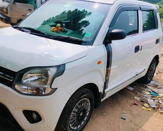 https://images10.gaadi.com/usedgaadi-sellcar/UsedCar/e5dc7d76a/dcd4d0ca-4718-401e-bc00-2894f9a2eb02.jpg?imwidth=6400