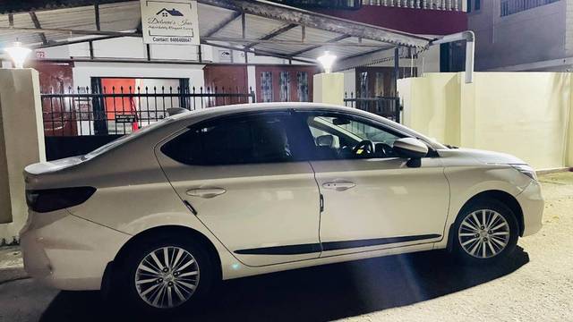 https://images10.gaadi.com/usedgaadi-sellcar/UsedCar/e5dc9835a/a7d4a3a7-cb76-4ece-88f9-5586bcbabcfc.jpg?imwidth=6402