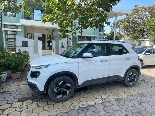 https://images10.gaadi.com/usedgaadi-sellcar/UsedCar/e5dccdefa/024bcb9b-a173-4d4d-8e6b-4676eb639d5a.jpeg?imwidth=6402
